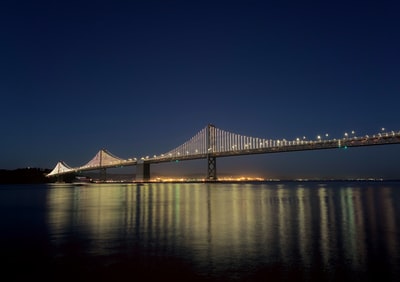 在夜间跨海大桥
